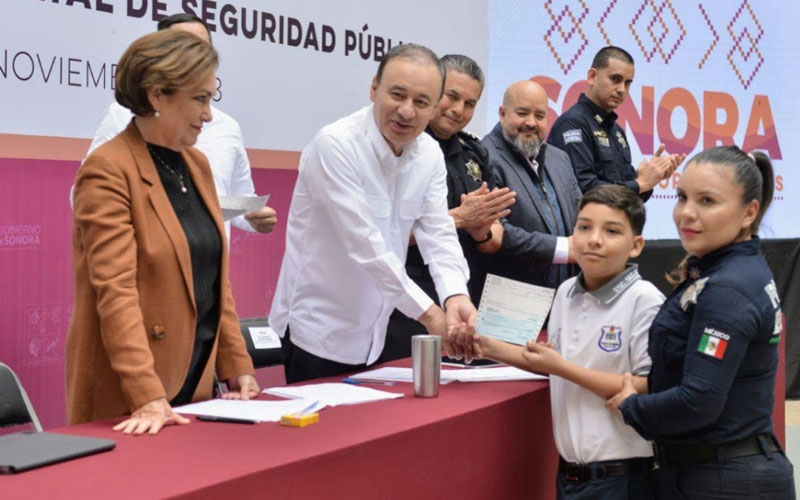 Avances sustanciales en la seguridad de Sonora: becas,
equipamiento y reconocimientos en la Policía Estatal