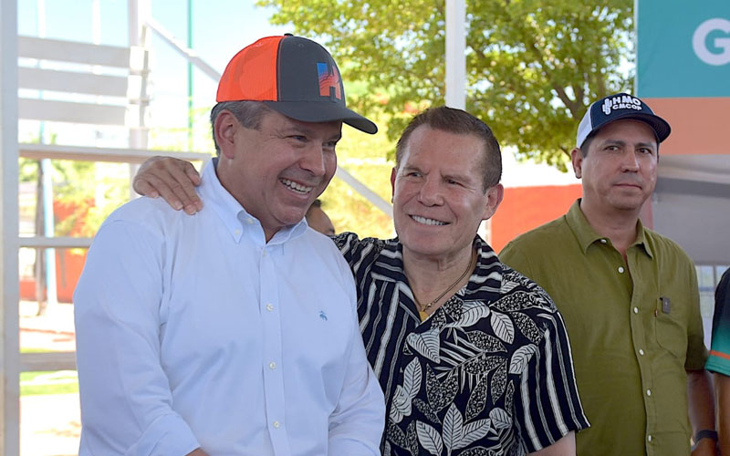 Inauguran
Toño Astiazarán y Julio César Chávez rehabilitación de campo de futbol y
gimnasio de box en Los Olivos