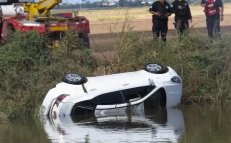 Mueren tres personas al caer auto a Canal Bajo, en Cajeme