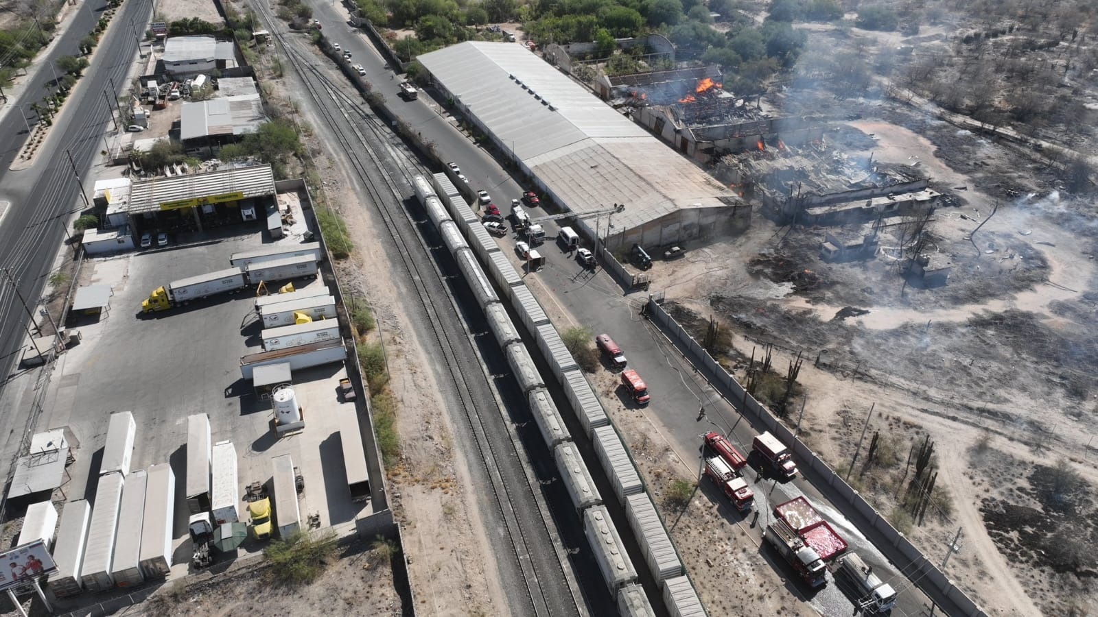 Mantienen Bomberos de Hermosillo controlado siniestro en
colonia Ferrocarrilera