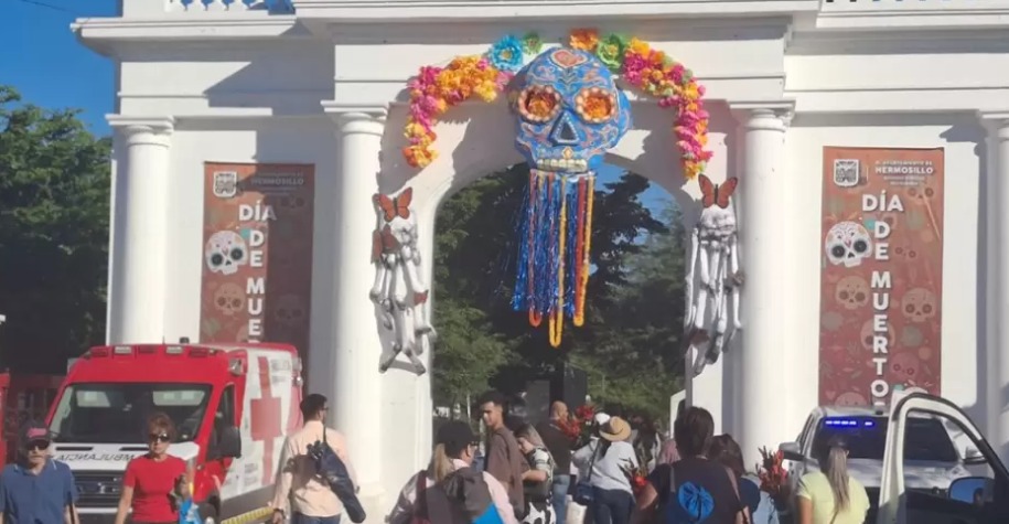 Hermosillenses acuden a los panteones este domingo