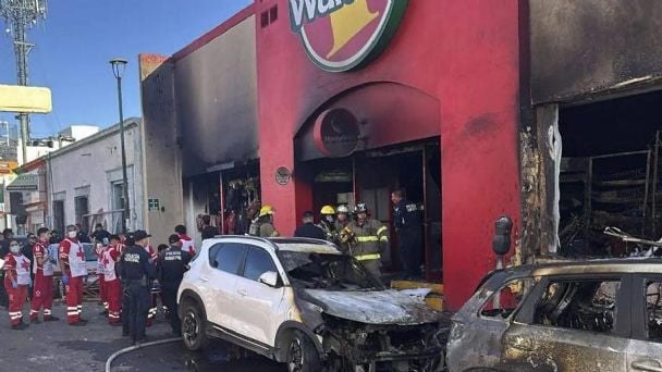Sonora: Cierran 68 tiendas Waldo’s tras incendio;
investigan falla en transformador