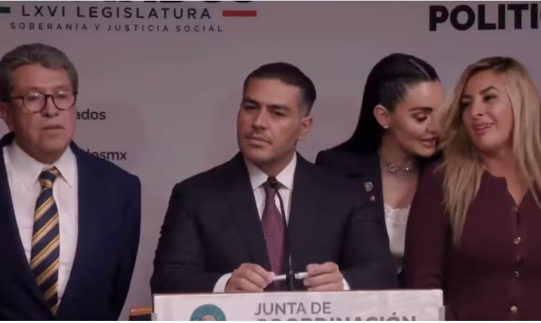 Exhiben ‘pelea’ de diputadas de Morena por estar cerca de
Harfuch en conferencia