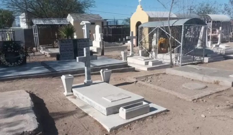 Hermosillenses
conmemoran a sus padres en el Panteón Yáñez pese al calor
